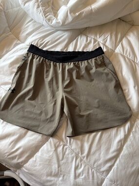 Under Armour Men's dark tanish Performance Gym Shorts with Black Waistband
